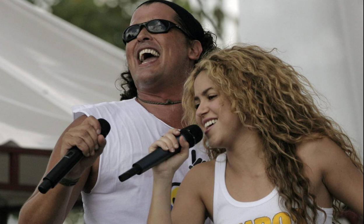 Carlos Vives y Shakira interpretando 'La bicicleta'.