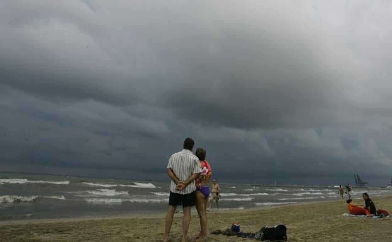 Imagen de archivo en la playa de Valencia. 