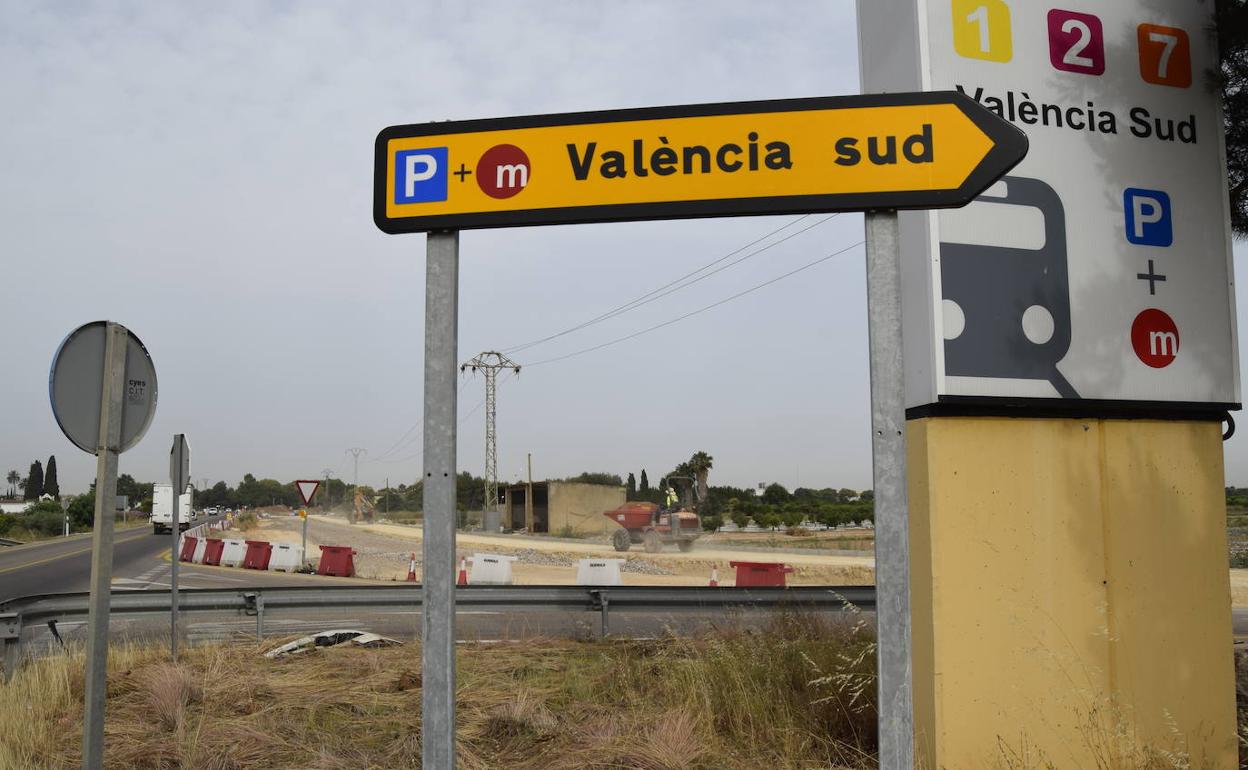 La rotonda que se está construyendo en la zona para mejorar el acceso. 