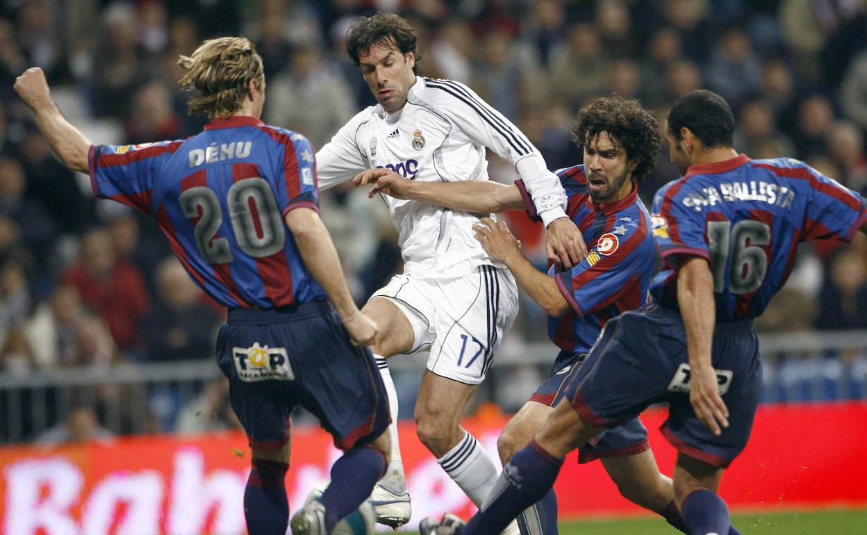 Damiano Tommasi, junto a Van Nistelrooy durante un partido entre el Levante y el Real Madrid disputado en febrero de 2007. 