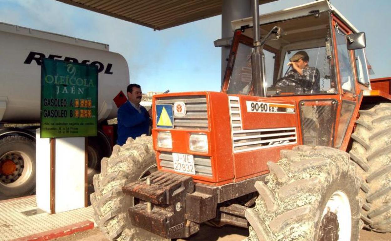 Un tractor reposta en una gasolinera, en una imagen de archivo. 