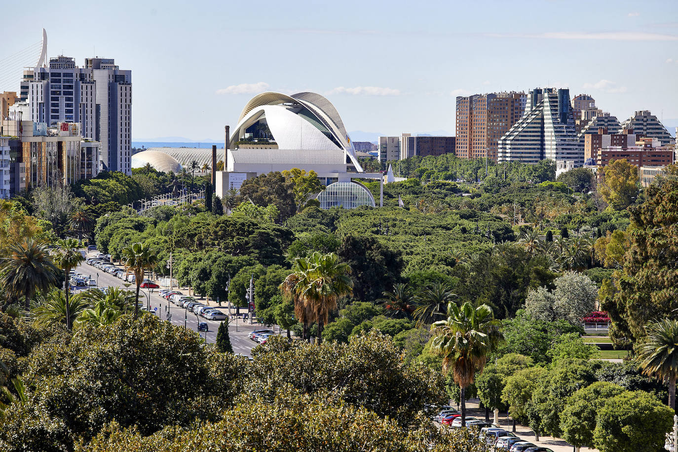 El cauce con el Palau de les Arts y el mar al fondo, desde la Alameda.