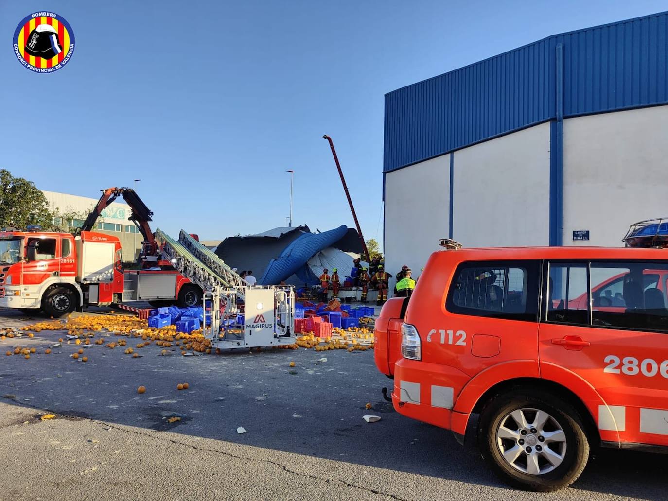 Fotos: Un trabajador queda atrapado tras el derrumbe de un deposito en una fábrica en la Pobla de Farnals