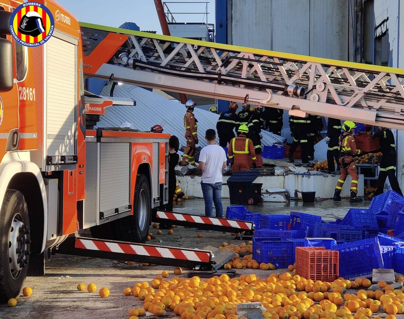 Fotos: Un trabajador queda atrapado tras el derrumbe de un deposito en una fábrica en la Pobla de Farnals