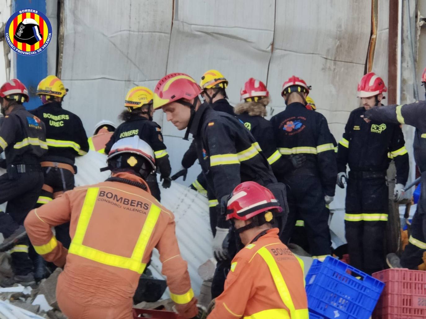 Fotos: Un trabajador queda atrapado tras el derrumbe de un deposito en una fábrica en la Pobla de Farnals