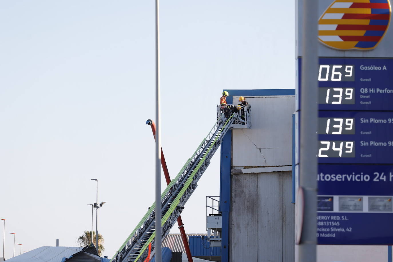 Fotos: Un trabajador queda atrapado tras el derrumbe de un deposito en una fábrica en la Pobla de Farnals