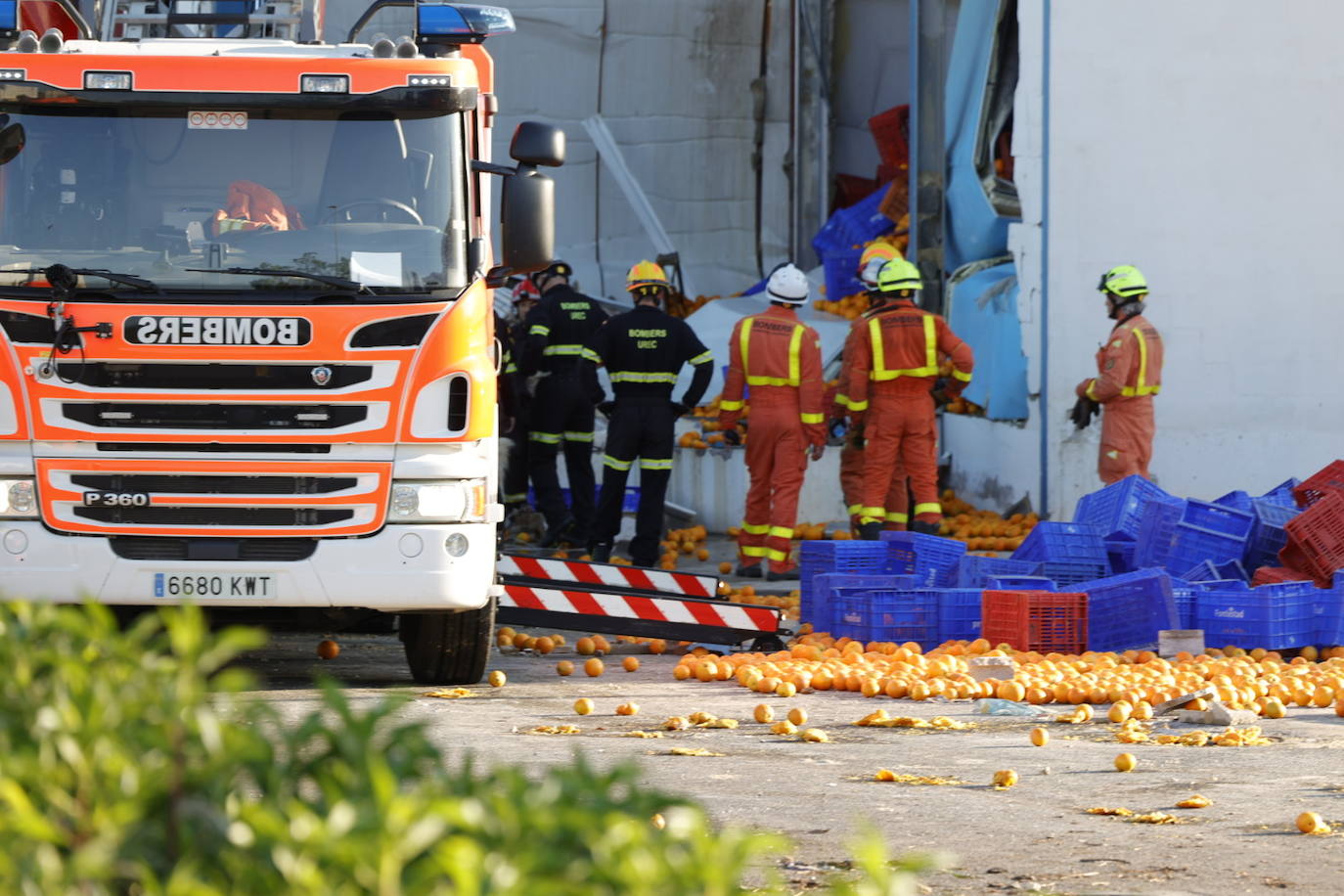 Fotos: Un trabajador queda atrapado tras el derrumbe de un deposito en una fábrica en la Pobla de Farnals