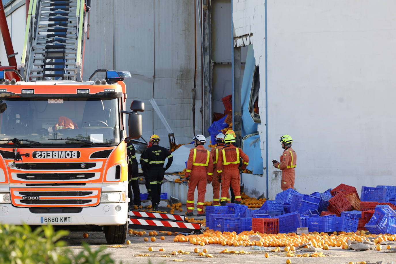 Fotos: Un trabajador queda atrapado tras el derrumbe de un deposito en una fábrica en la Pobla de Farnals