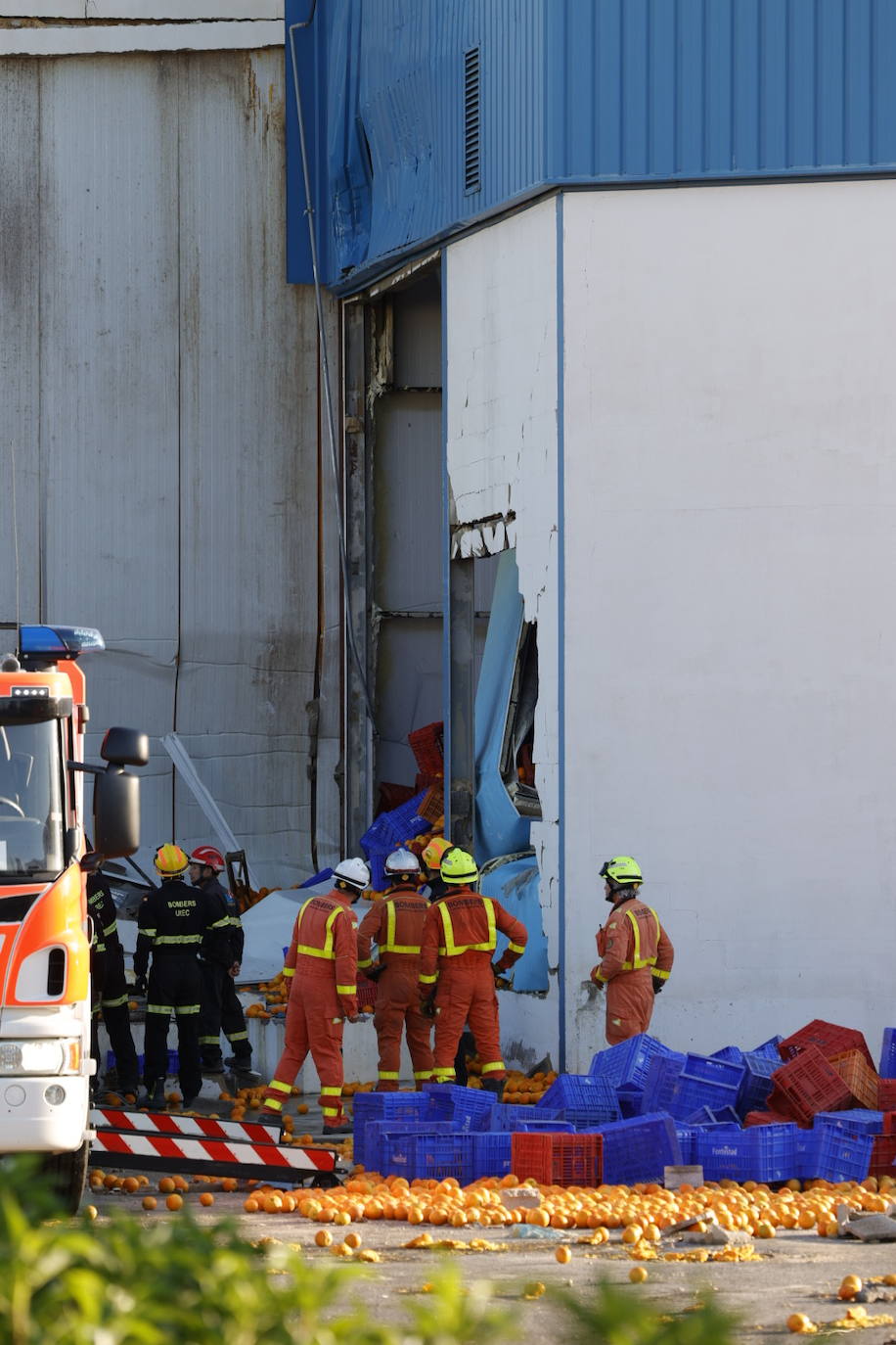 Fotos: Un trabajador queda atrapado tras el derrumbe de un deposito en una fábrica en la Pobla de Farnals