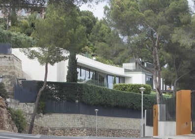 Imagen secundaria 1 - Algunas de las casas que salpican la Serra Perenxisa sobre la que se sitúa la urbanización. 