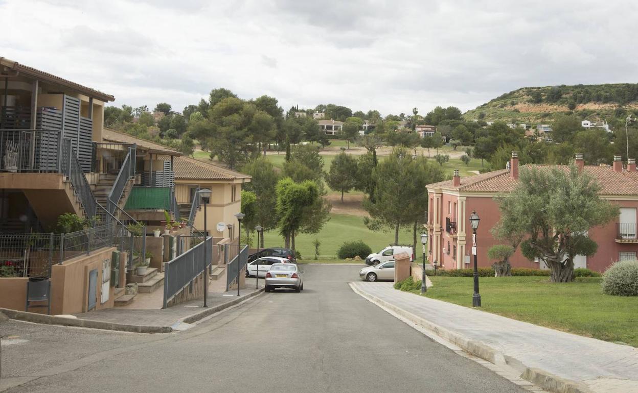 Viviendas en la urbanización El Bosque de Chiva, con el campo de golf al fondo. 