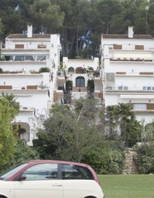 Imagen secundaria 2 - Algunas de las casas que salpican la Serra Perenxisa sobre la que se sitúa la urbanización. 