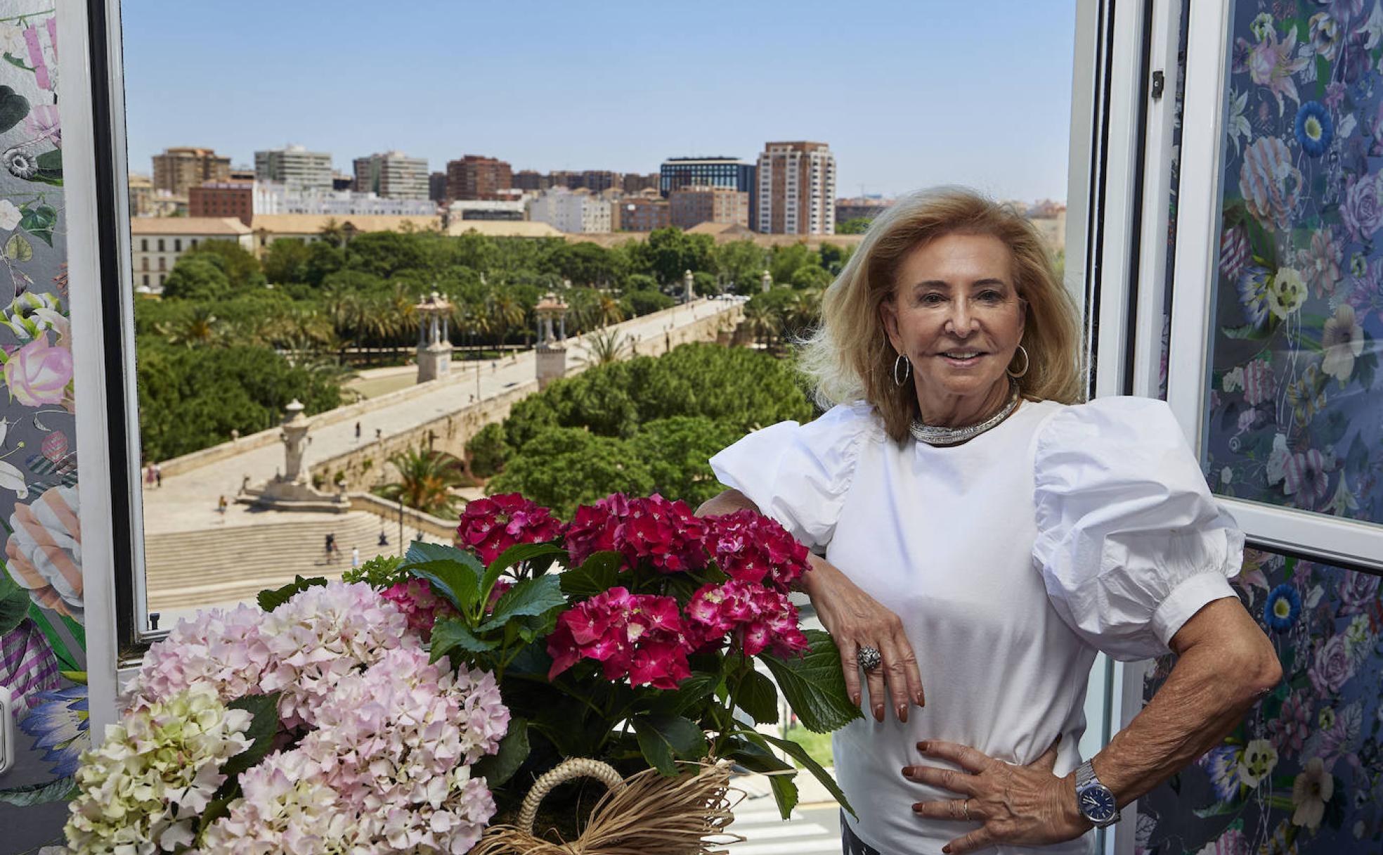 Mayrén Beneyto, en la ventana de su casa de la calle Serrano Morales que recae al cauce del río.