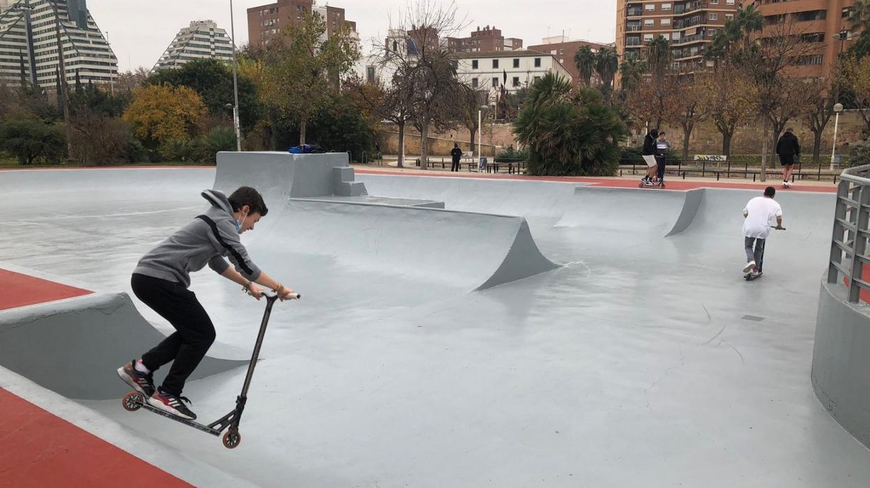 Patinadores en la pista del jardín del Turia, junto al Gulliver, tras su reforma. lp
