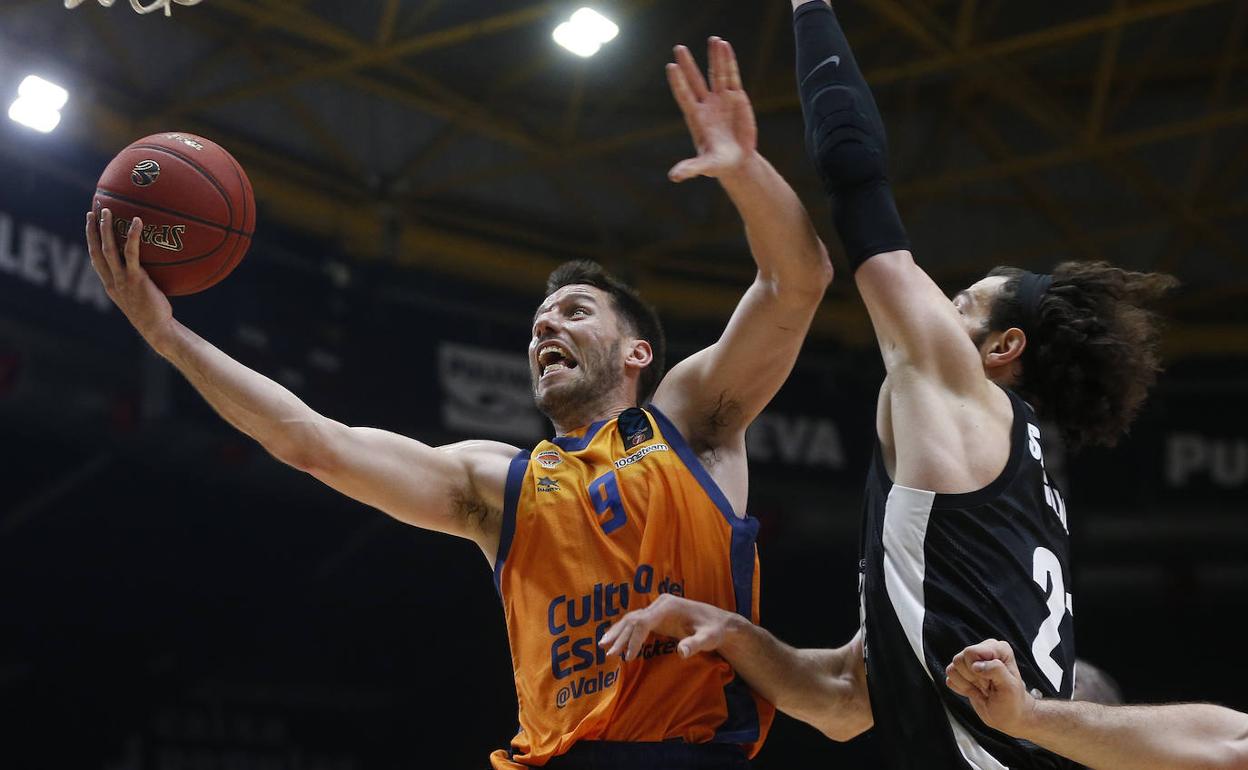 Van Rossom entra a canasta ante la defensa de Shengelia.