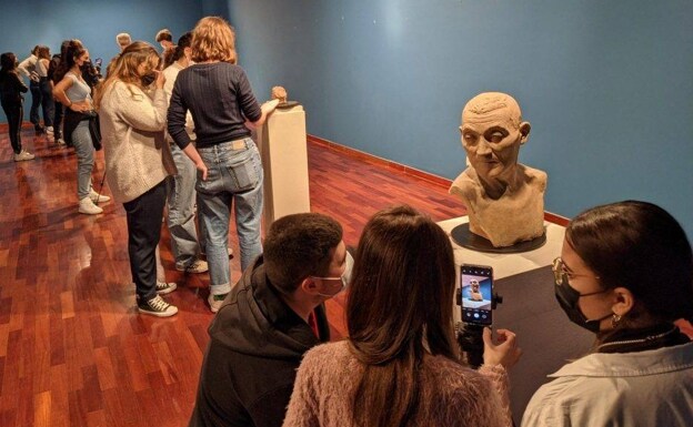 Los estudiantes del IES Conselleria fotografían las esculturas expuestas en el Museo Casa Benlliure 