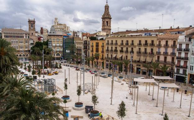 Imagen principal - Así está ahora la nueva plaza de la Reina.