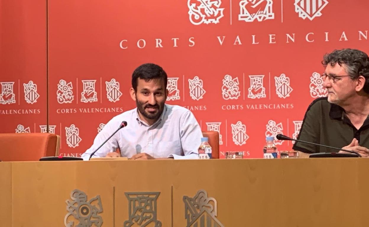 Vicent Marzà interviene tras la Junta de Síndiques, observardo por Juan Ponce (Els Verds). 