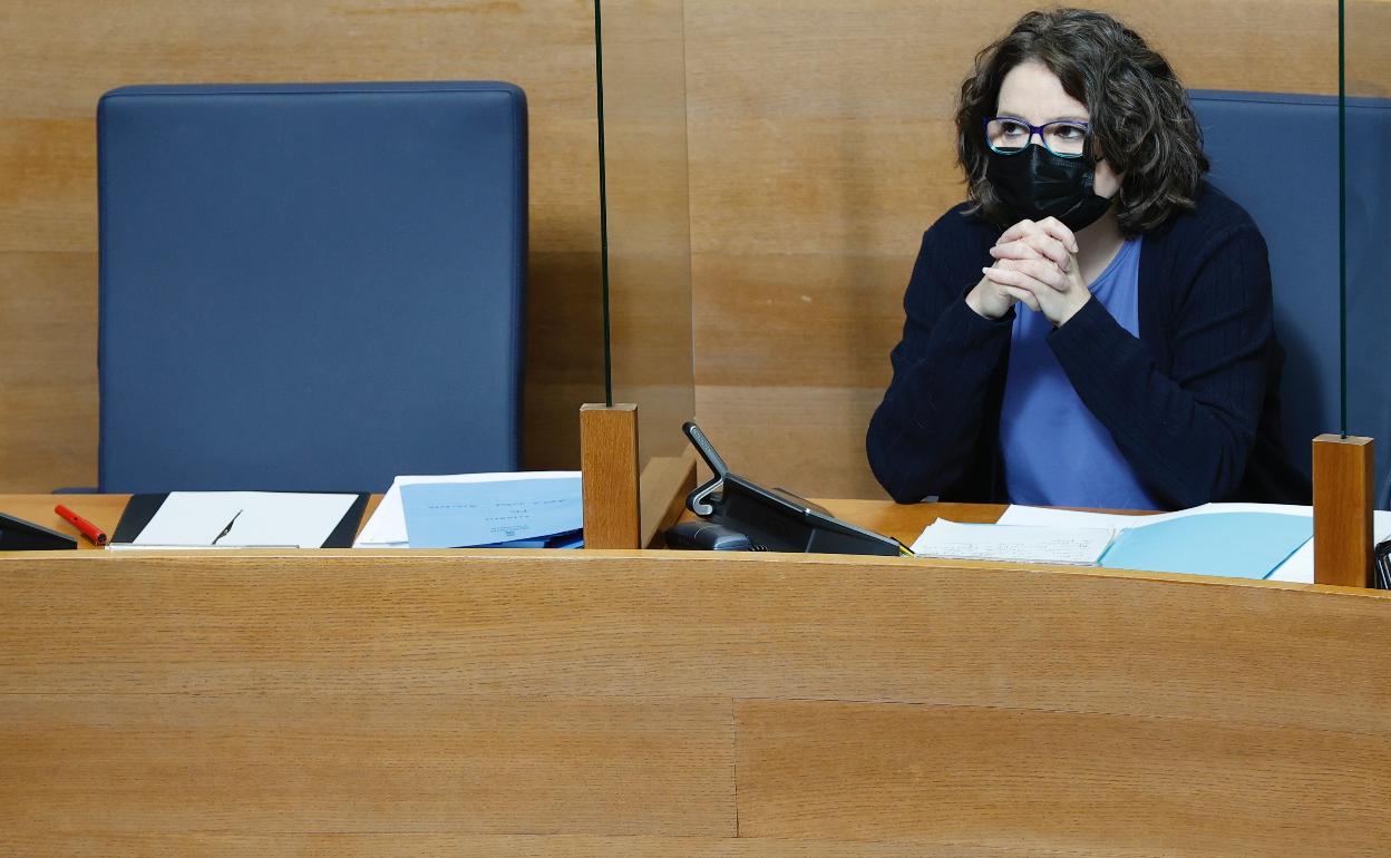 Mónica Oltra, en su escaño de Les Corts durante su etapa como diputada. 