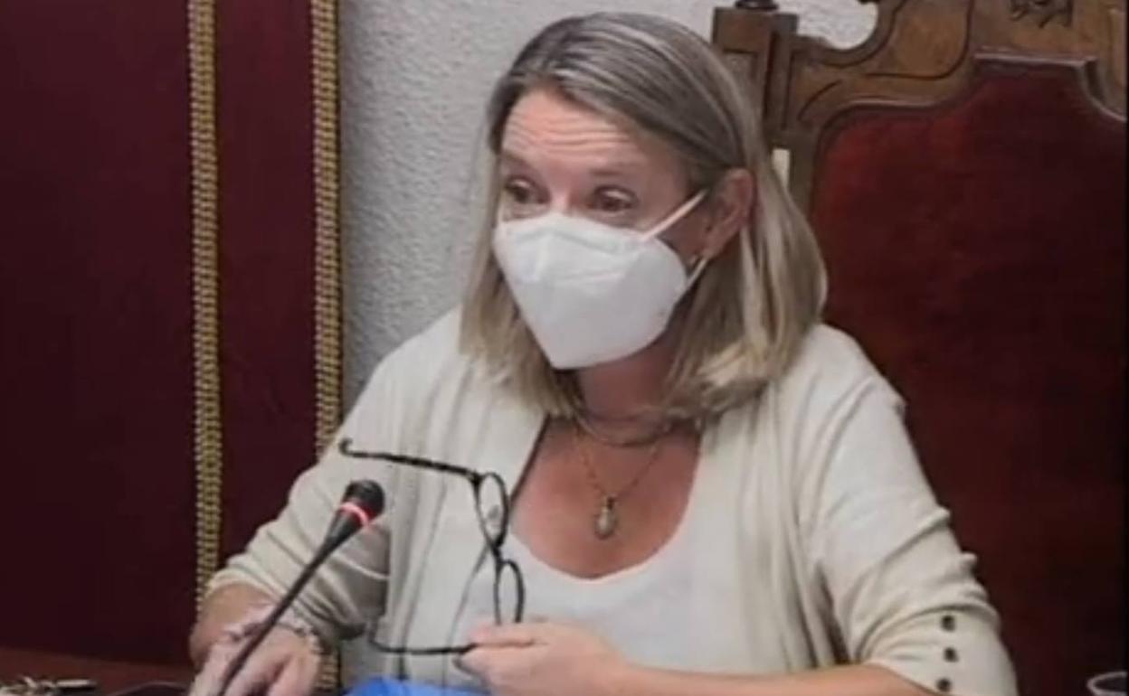 La alcaldesa de Puçol, Paz Carceller, durante el pleno. 