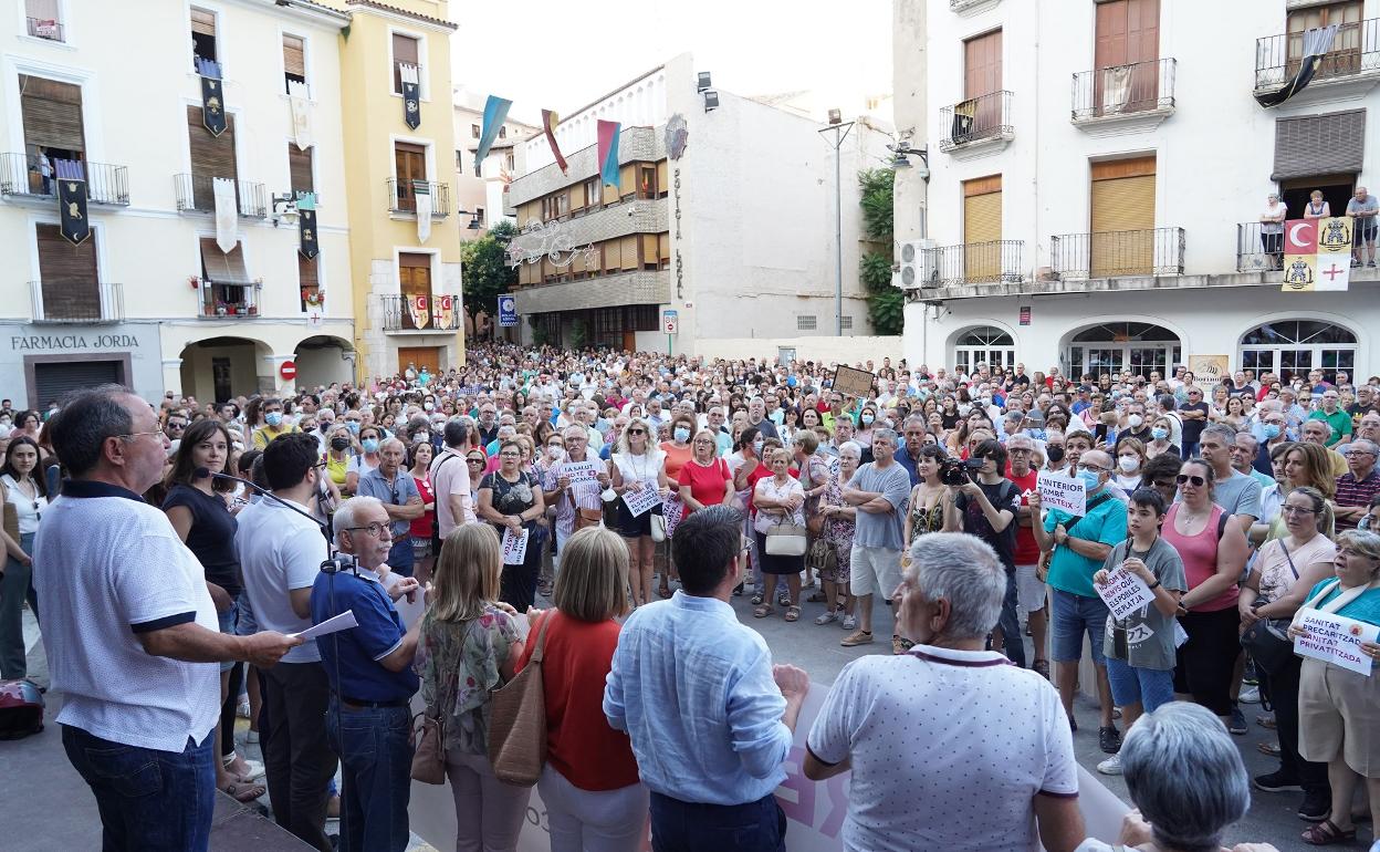 Momento de la lectura de manifiesto a cargo de Vicent Sanchis, tras la manifestación este martes en Ontinyent. 