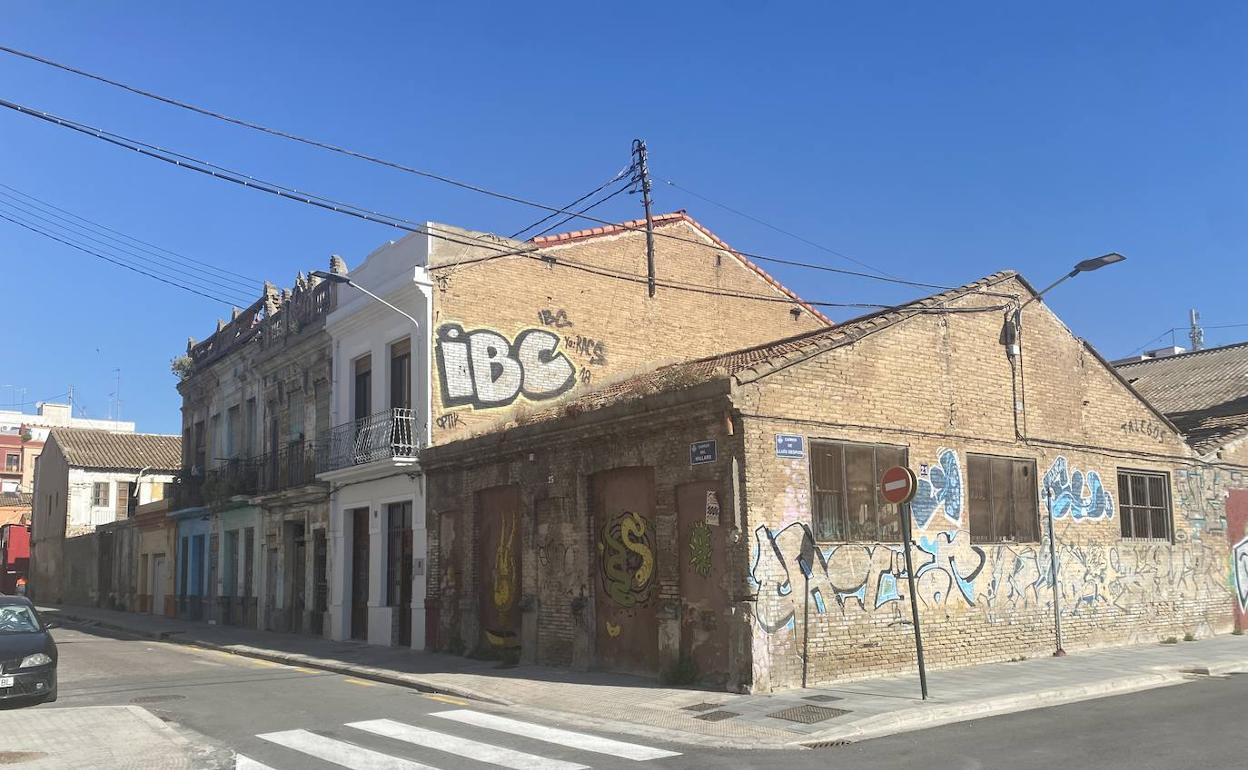 Confluencia de la calle Luis Despuig con MIjares, en el Cabanyal. 