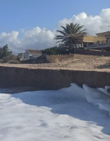 Imagen secundaria 2 - Daños y falta de arena en diferentes tramos de la playa de Tavernes. 