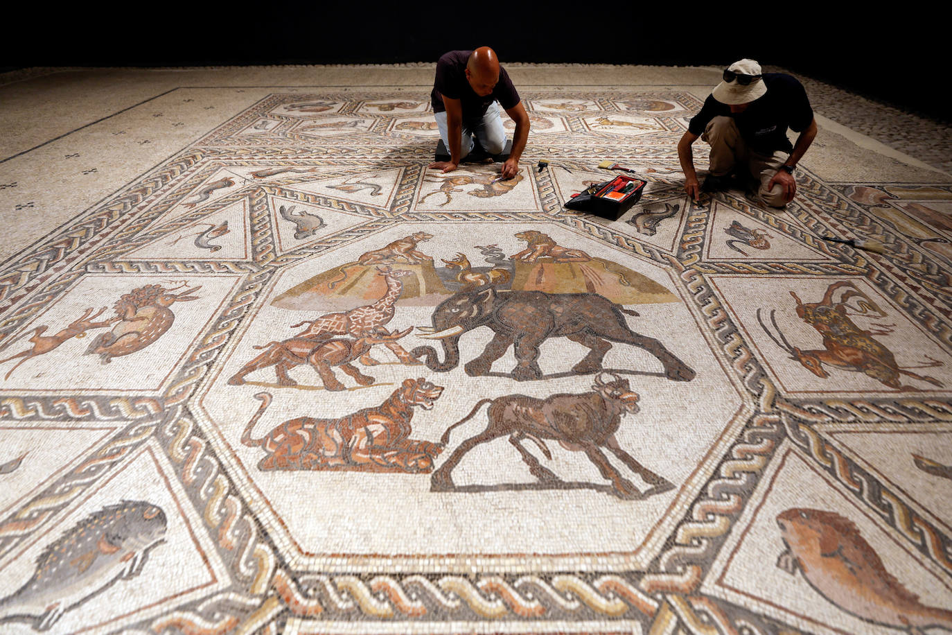 Fotos: Un excepcional mosaico de 1.700 años de antigüedad se expone al público desde esta semana