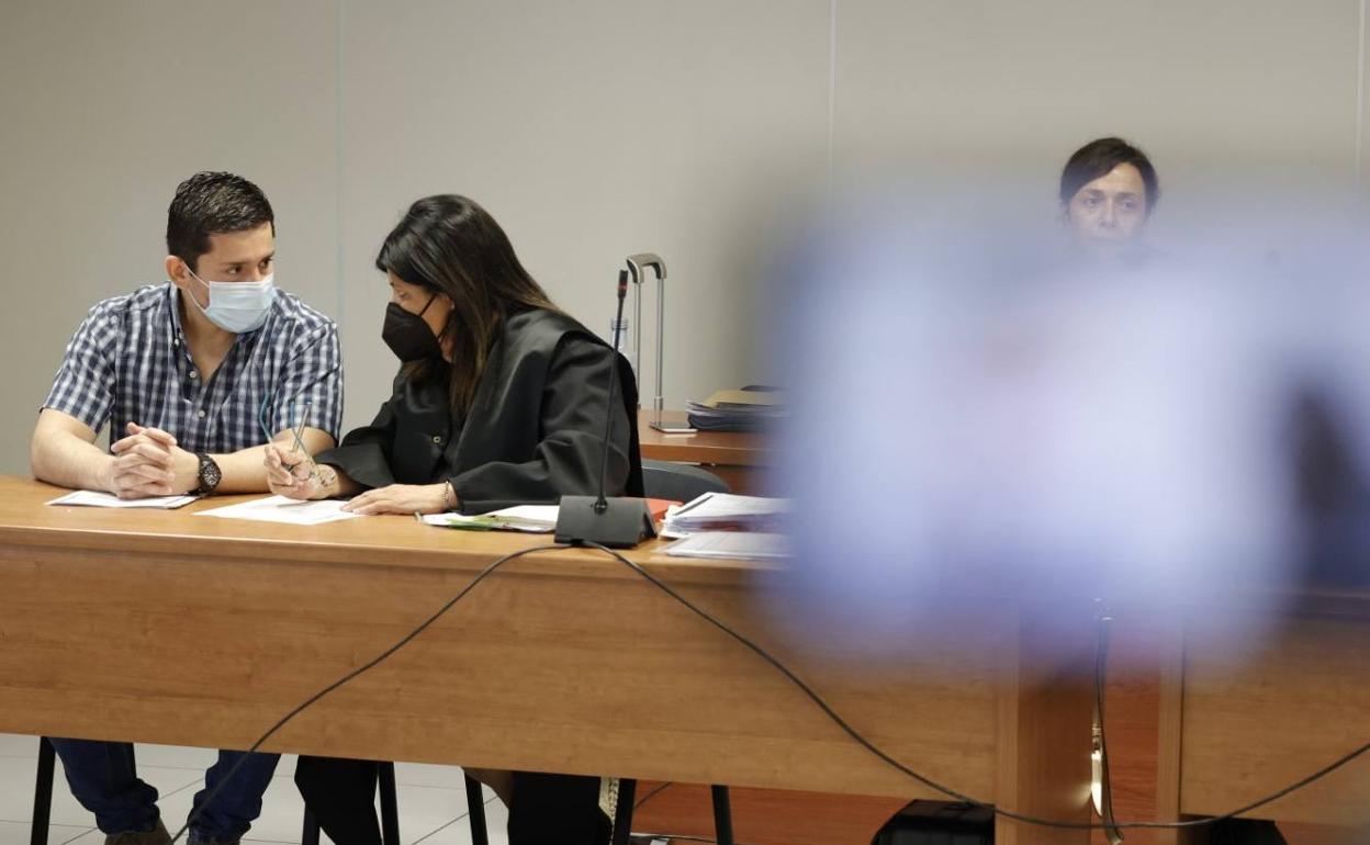 El acusado, Jorge Ignacio, con su abogada. 