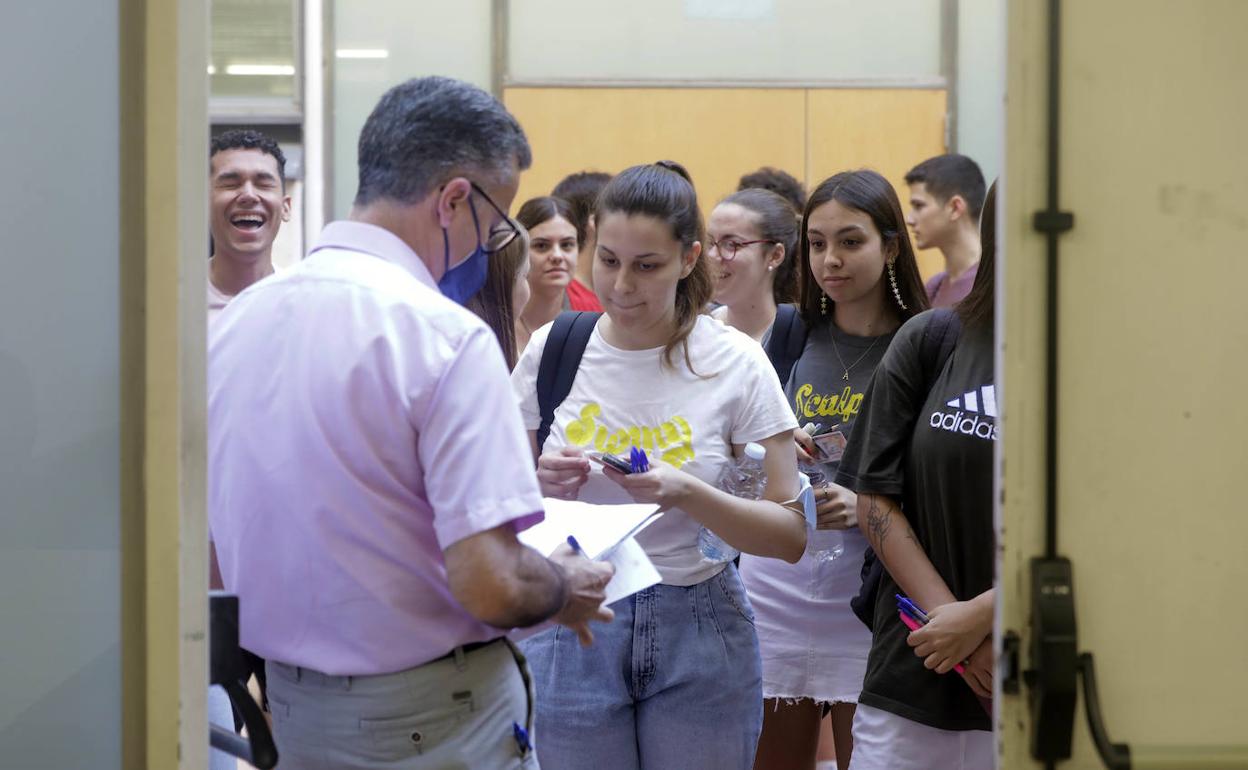 Alumnos a punto de entrar en el aula para hacer el primer examen de selectividad. 