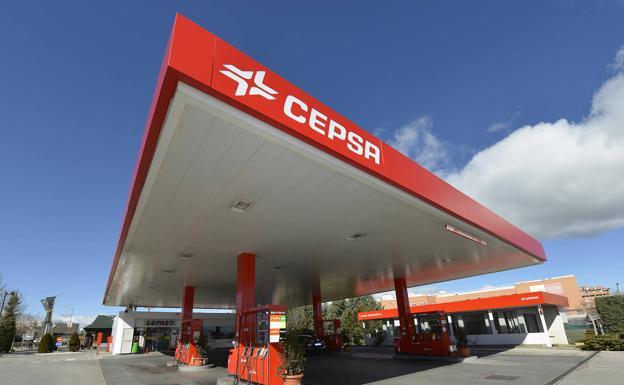 El aviso de Repsol y Cepsa a millones de clientes por el descuento en el precio de la gasolina este verano