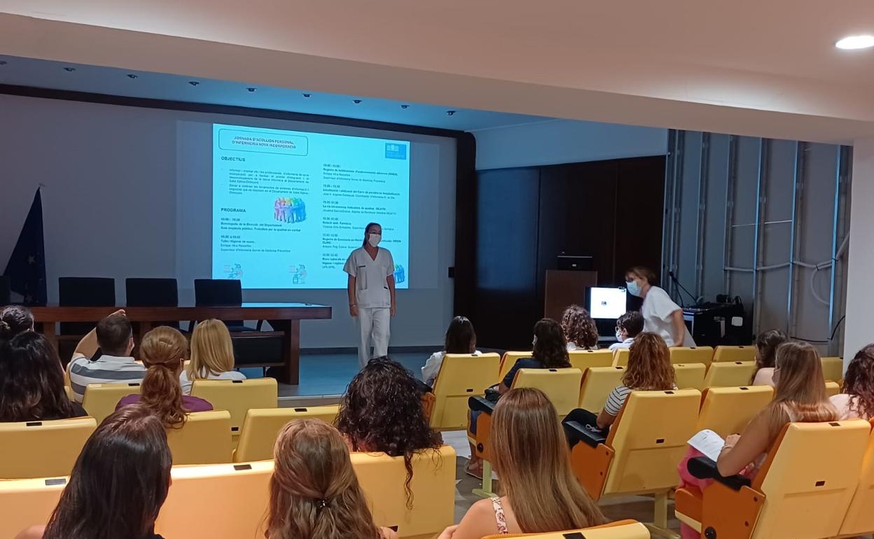 Momento de la recepción del nuevo personal que trabajar en el departamento sanitario durante el verano. 