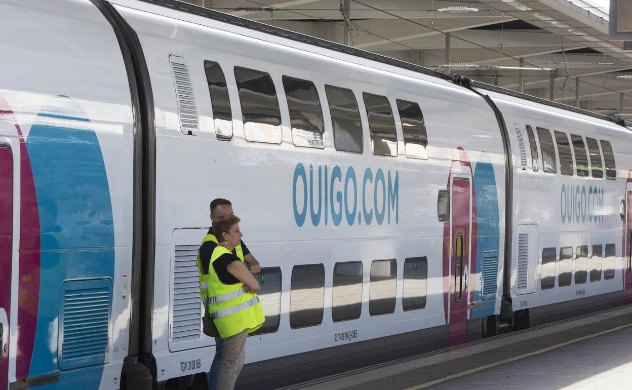 Un tren de Ouigo, estacionado en Joaquín Sorolla. 