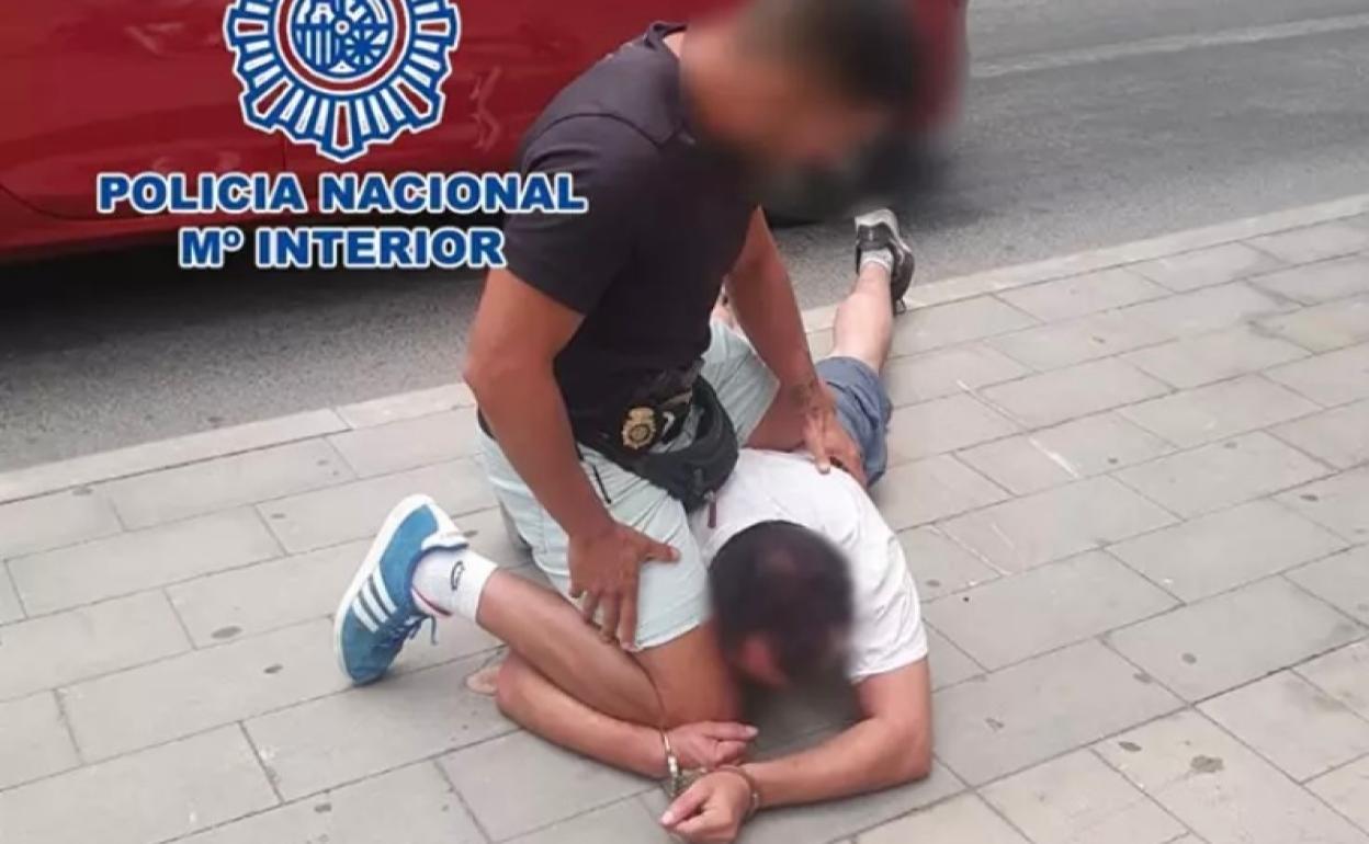 Los agentes han detenido al presunto autor mientras trataba de huir a Elche. 