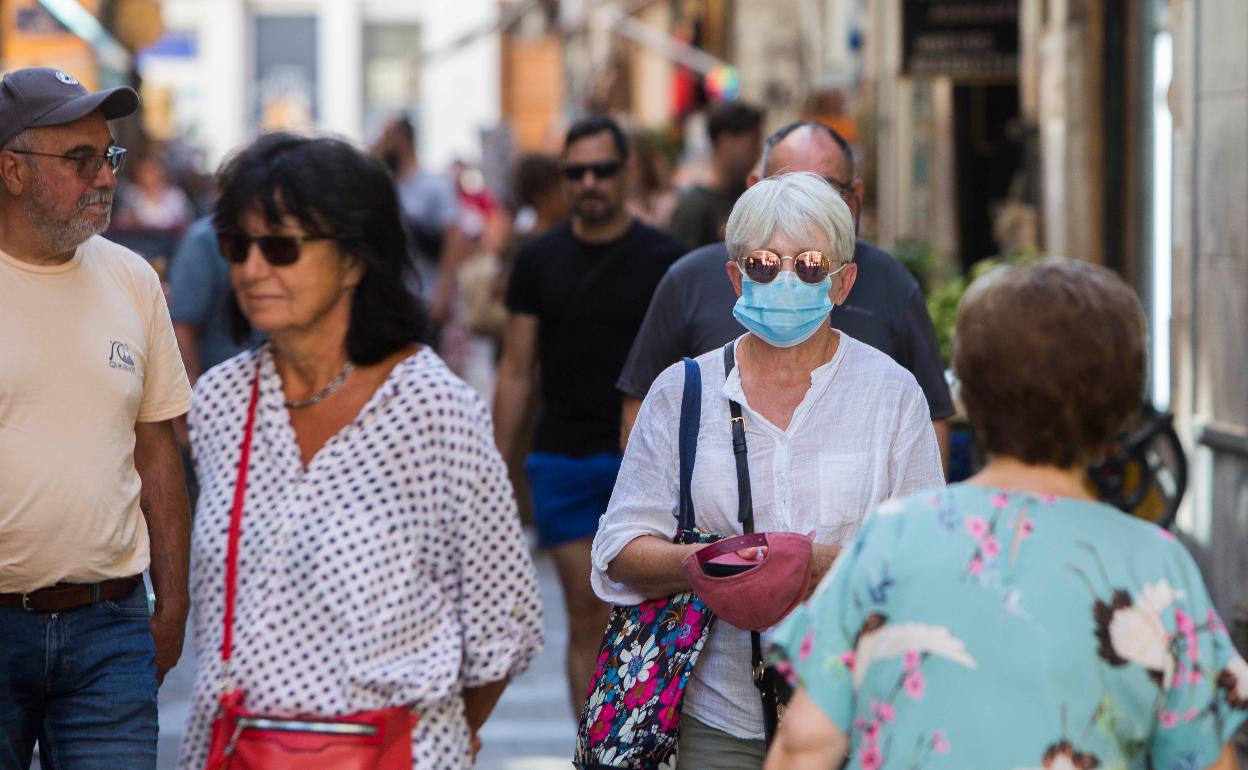 La mascarilla vuelve a ser recomendable entre los mayores de 60 años. 