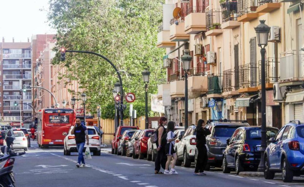 Viandantes cruzando la avenida de la Malvarrosa. 