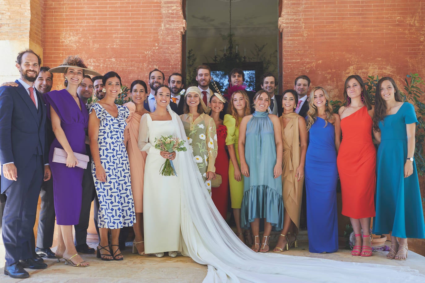 Los novios con un grupo de amigos. Los estilismos en la boda fueron el epítome del buen gusto.