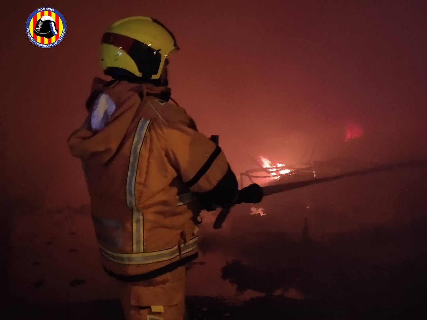 Fotos: Un incendio destruye una fábrica de lámparas en Bétera