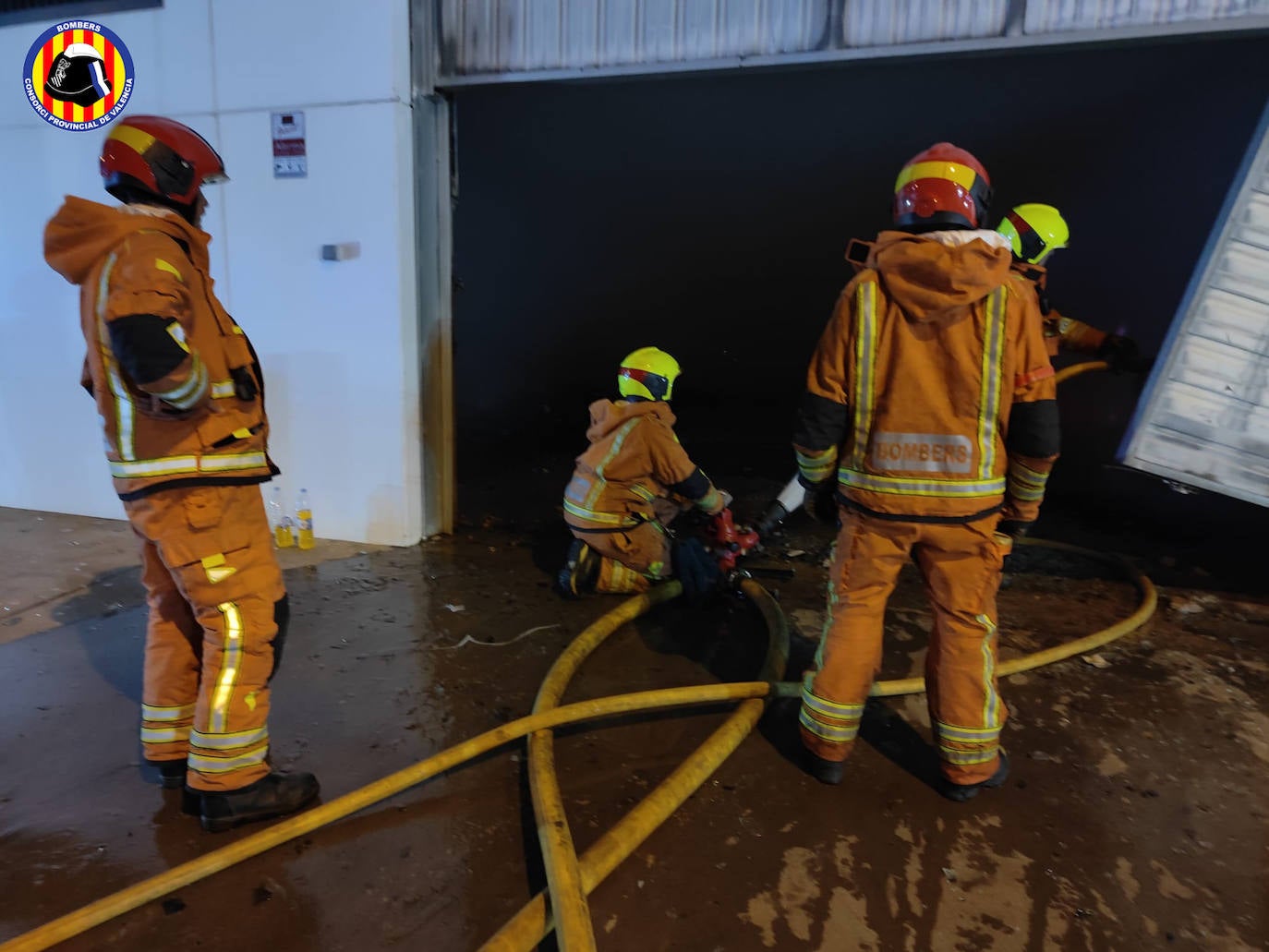 Fotos: Un incendio destruye una fábrica de lámparas en Bétera