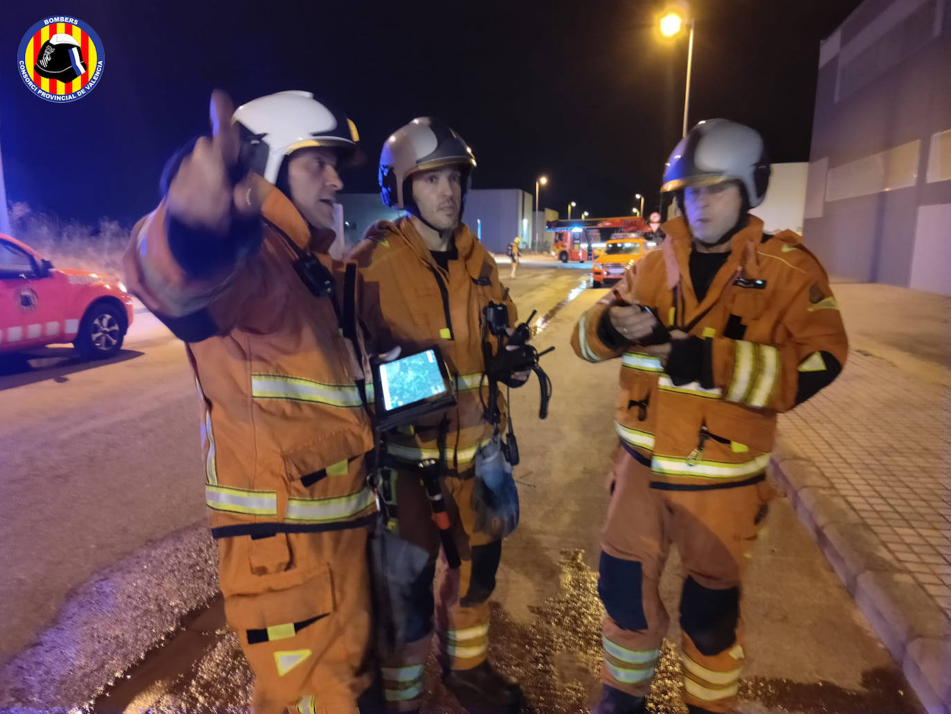 Fotos: Un incendio destruye una fábrica de lámparas en Bétera