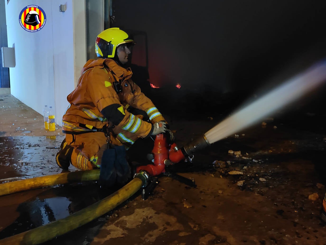 Fotos: Un incendio destruye una fábrica de lámparas en Bétera