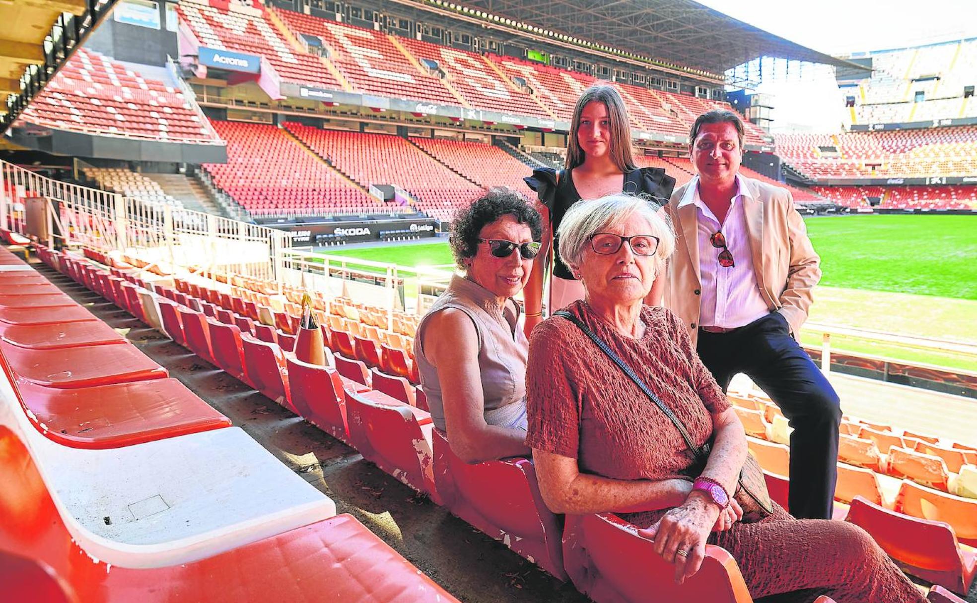 Isabel y Santiago Alcocer y Susi y Ángeles Ibáñez, en Mestalla. 