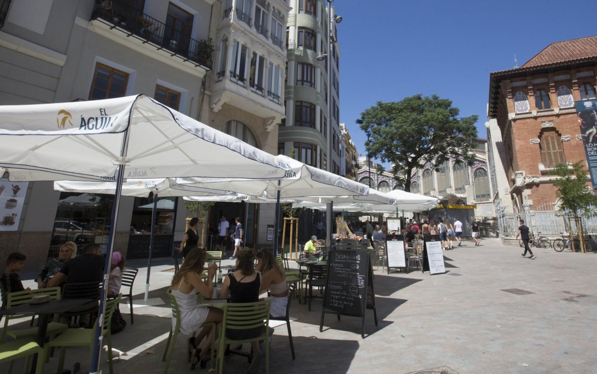 Una terraza, en la remodelada plaza del Mercado. 