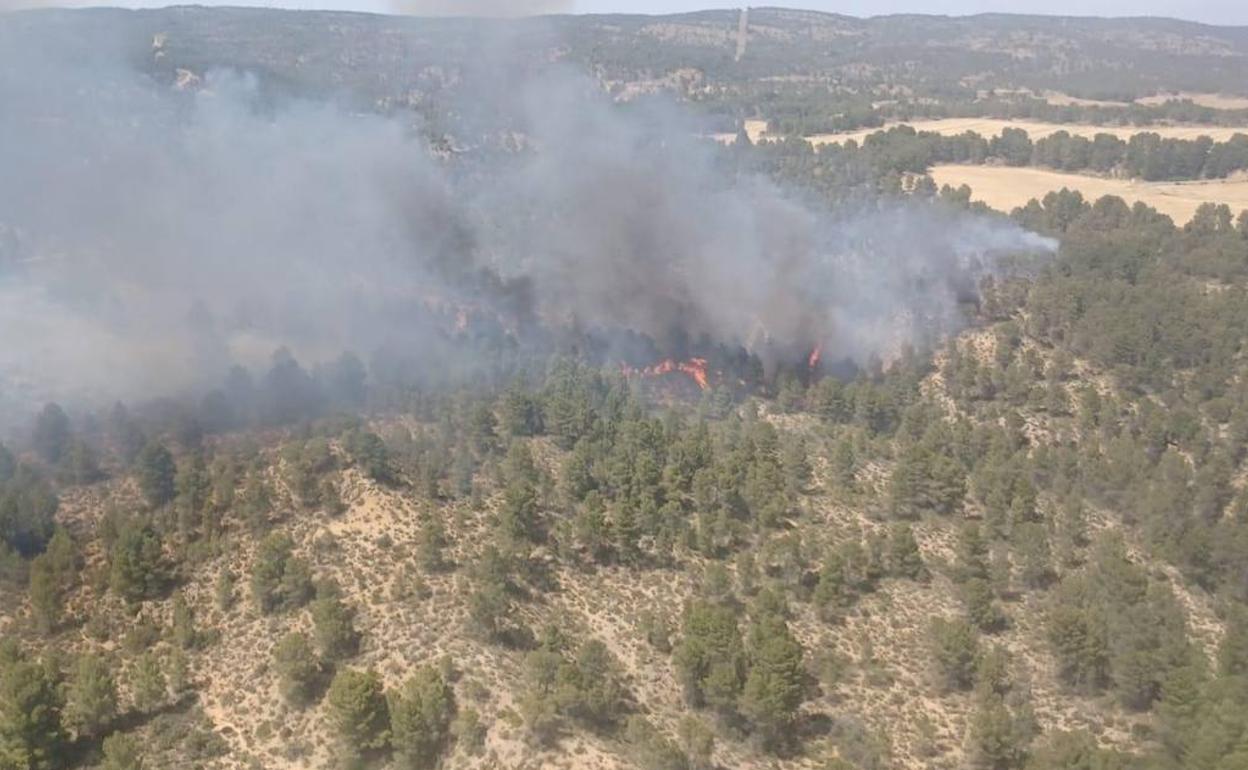 Un incendio forestal en Venta del Moro se complica por el viento y la zona de difícil acceso. 