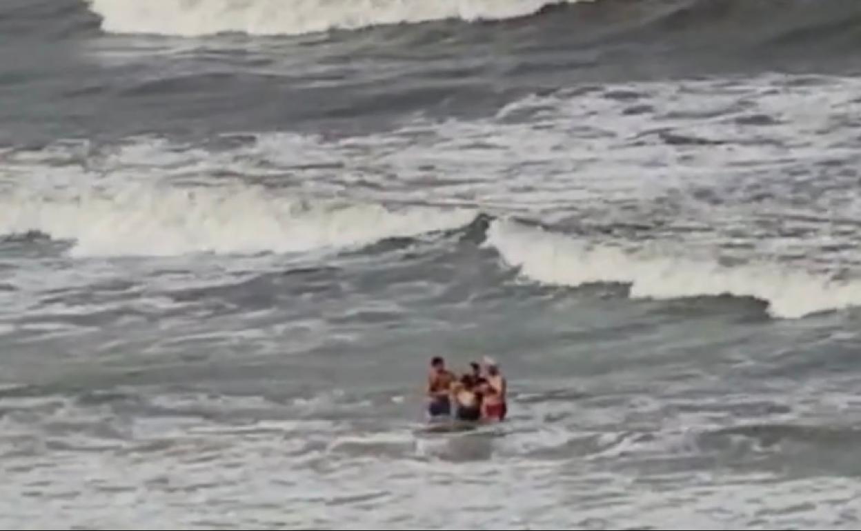 Imagen del rescate ayer, a última hora de la tarde, en Arenales del Sol. 