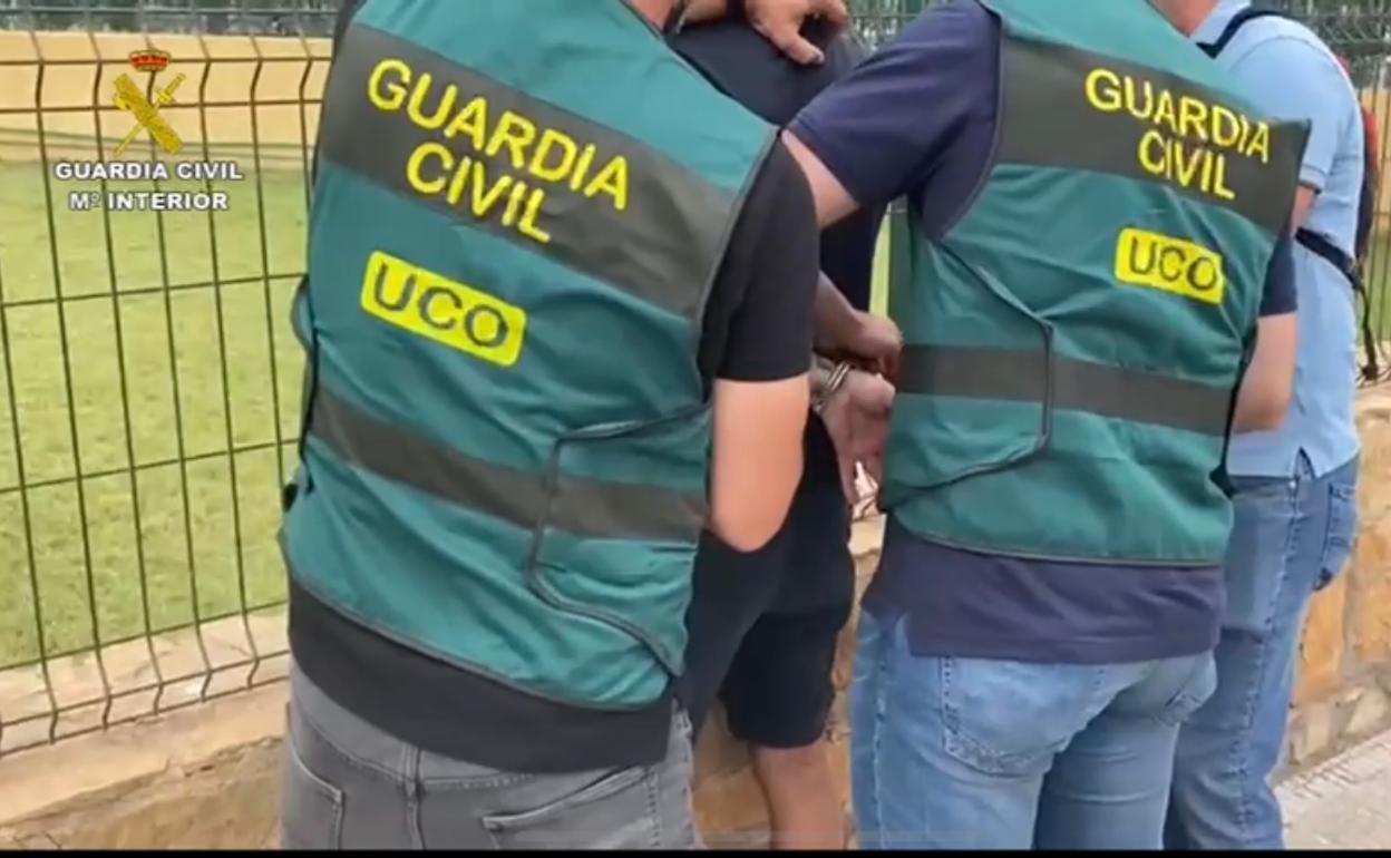 Dos agentes detienen a uno de los dos prófugos en Benidorm y Alfaz del Pi. 