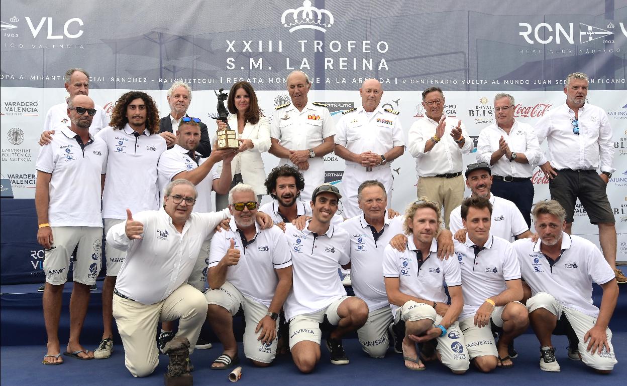 integrantes del maverta, recogiendo el título de campeón del Trofeo S. M. La Reina. 