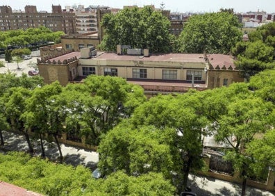 Imagen secundaria 1 - Imagen de máquinas situadas en el exterior del antiguo hospital San Juan de Dios. 