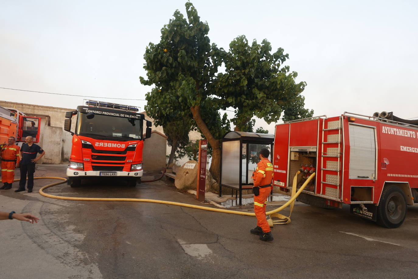 Fotos: Los bomberos luchan contra el fuego en el incendio de Venta del Moro