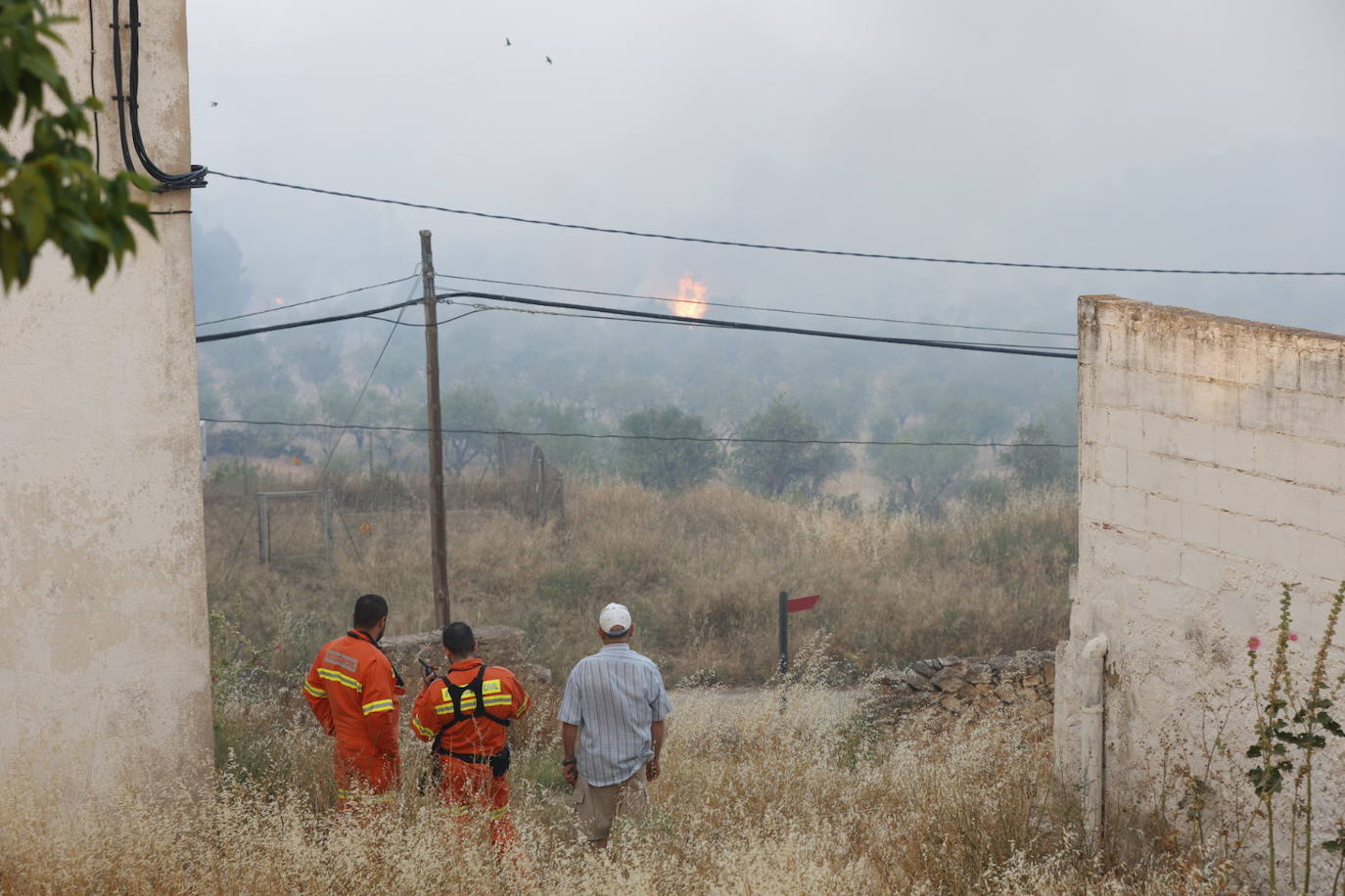 Fotos: Los bomberos luchan contra el fuego en el incendio de Venta del Moro